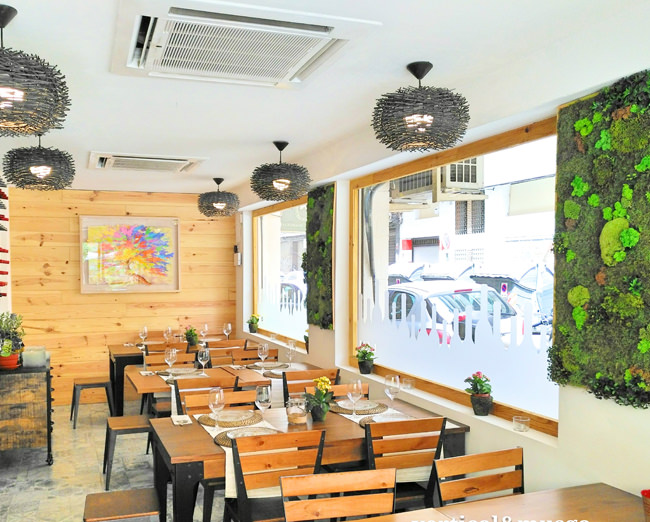 restaurante decorado con musgo natural